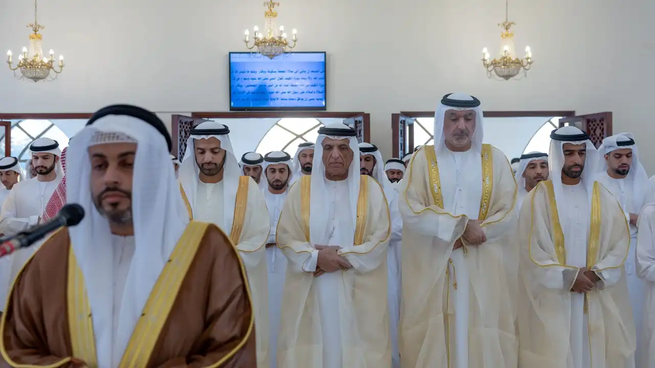 حاكم رأس الخيمة يؤدي صلاة العيد في مسجد الشيخ صقر بن محمد القاسمي
